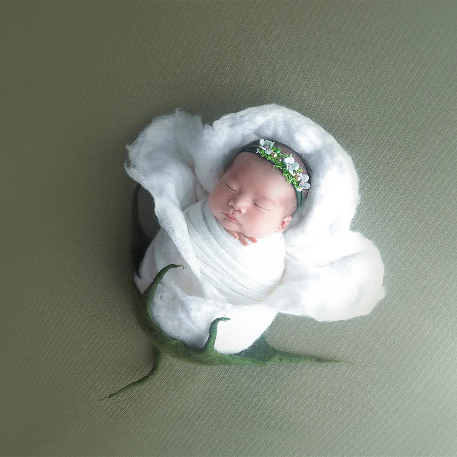 

Fluffy Merino Wool Felt Blanket Newborn Photography Props Budding Blossoms Waiting To Burst Forth Carnation Flower Wool Blanket