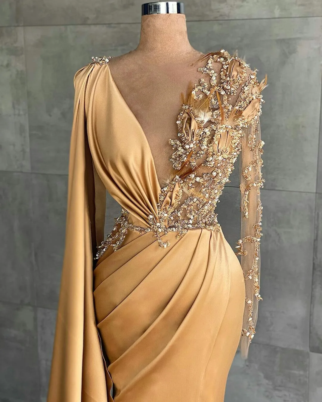 Vestido de noite muçulmano, de ouro, manga comprida, de cetim, com pena de miçangas, para noite, vestido formal longo estilo sereia, dubai, árabe