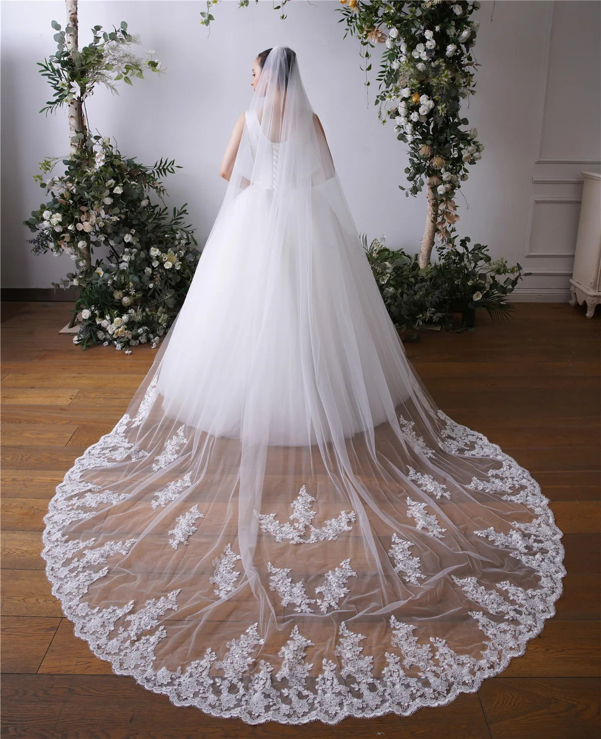 

Gorgeous Cathedral Length 3-Meter Width Lace Edge 1T Appliques In Stock 2021 New Collection Long Bridal Veils