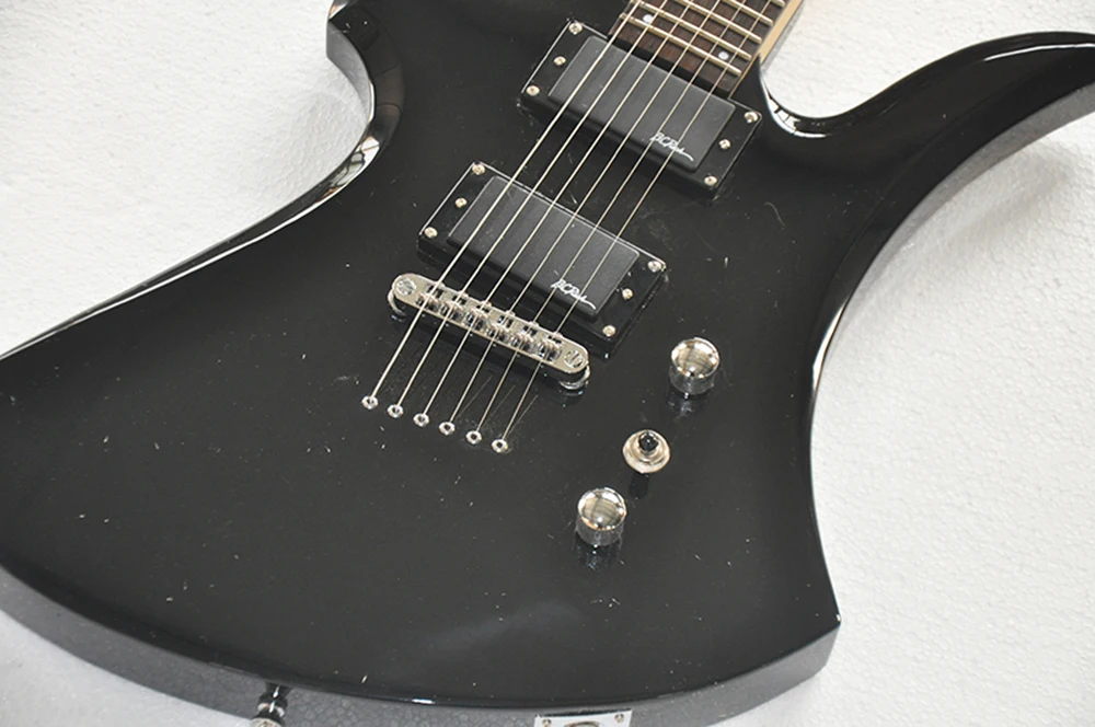 Black body Electric Guitar with Chrome Hardware,Rosewood Fingerboard,Provide customized service