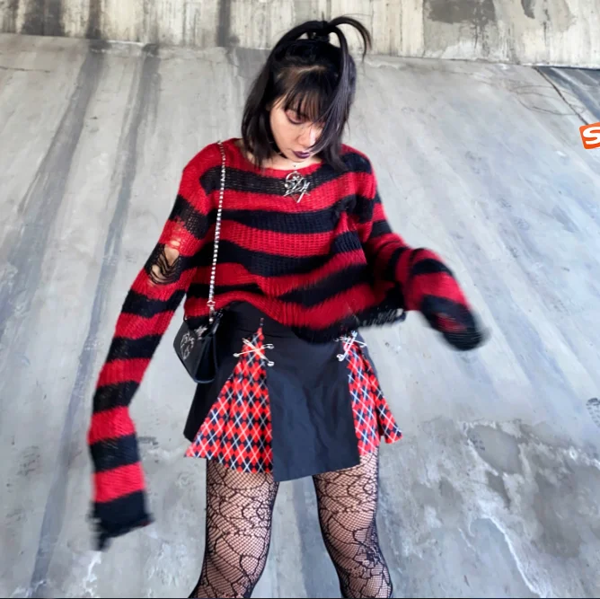 Punk American sweter w paski kobiety zgrywanie otwory luźny, dzianinowy krótki Top czarny czerwony Gothic na co dzień w paski swetry swetry sweter