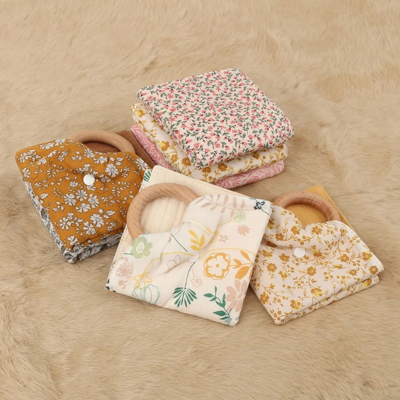 Bavaglini per neonati in cotone stampa Baby Soothe placase asciugamano Burp Cloth con anello massaggiagengive in legno per bambini panno ciuccio