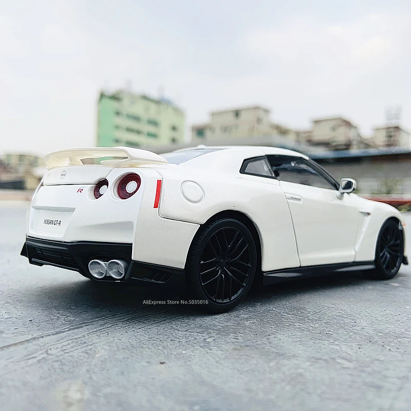 Bburago 1:24 2017 Nissan Ares GTR araba Model çekme Die-cast araçlar oyun oyuncaklar çocuk Favor hediyeler