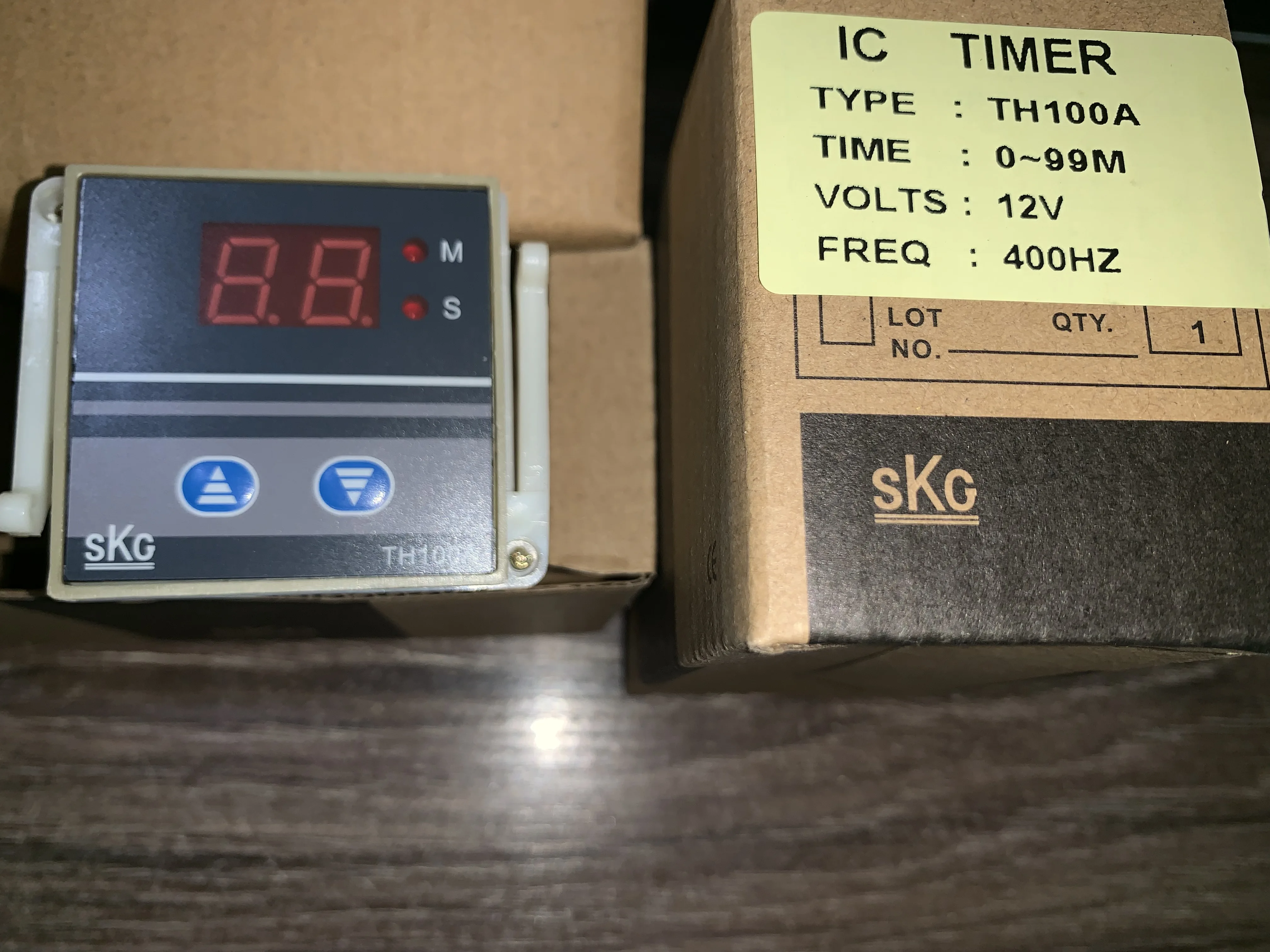 

new Original temperature controller Genuine SKG smart relay SKG TH100A genuine security shelf TH100A