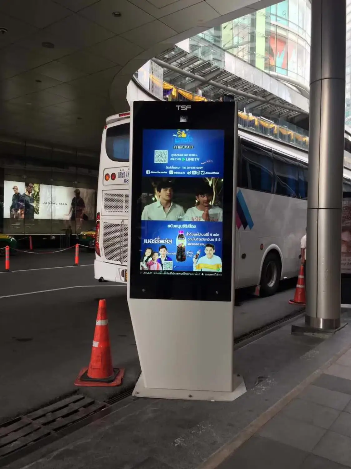 Ip65 Vloerstaande 2000cd Lcd-scherm Digitale Signage Multimedia Reclame Speler 55 Inch Met Pc Buit In Screen Monitor