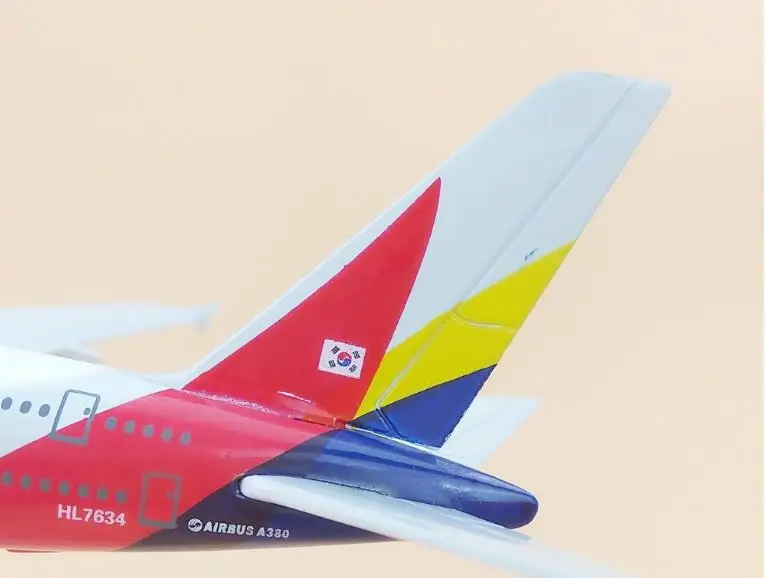 Air passenger plane model A380 Asiana Airlines aircraft  A380 16cm Alloy simulation airplane model for kids toys Christmas gift