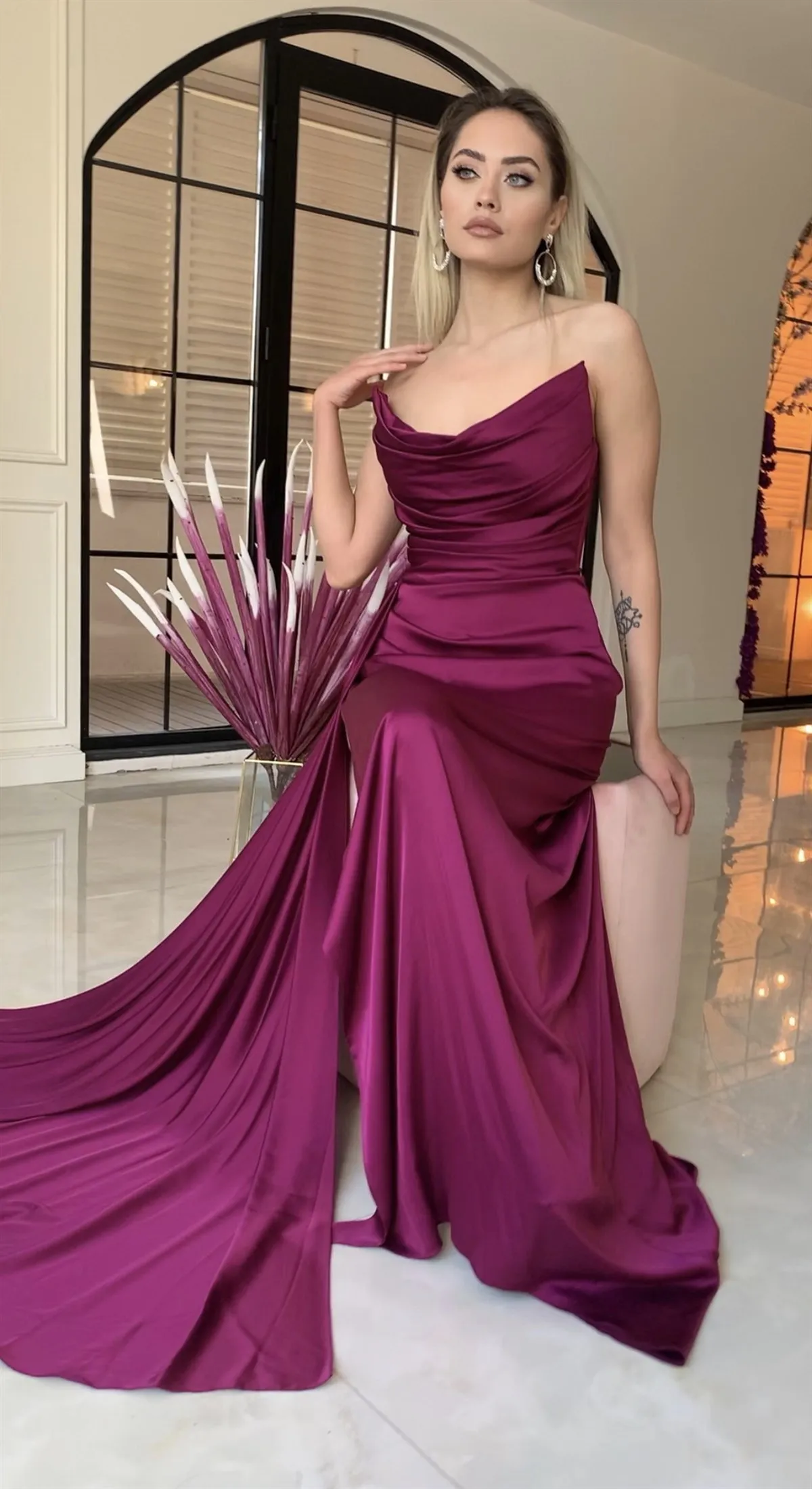 Eeqasn Sexy Plum Mermaid Satin Formele Avondjurken Geplooide Prom Partij Jassen Met Slepen Slit Formele Vrouwen Night Event Jurk