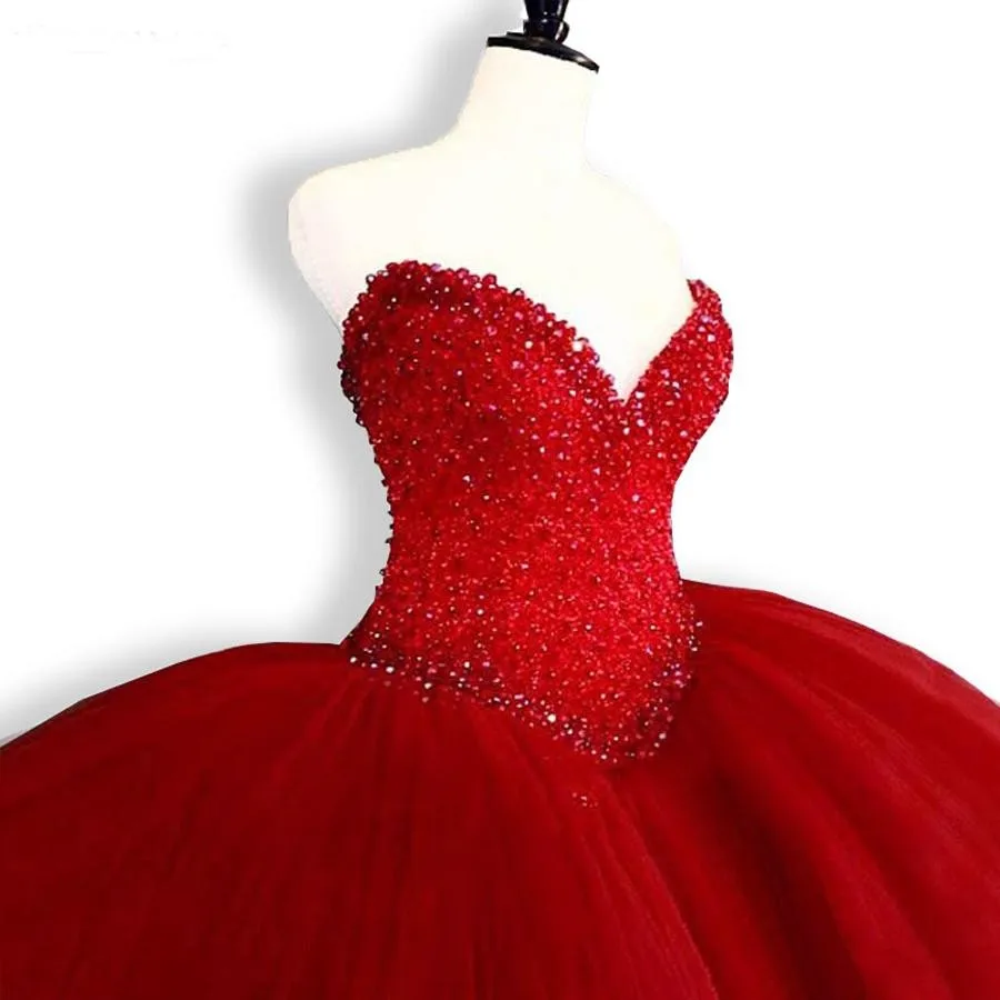 Abito Quinceanera gonfio personalizzato 2024 Sweetheart Top che borda Sweet 16 Ball Red 15 anni Abiti da festa di compleanno Abiti da Noiva