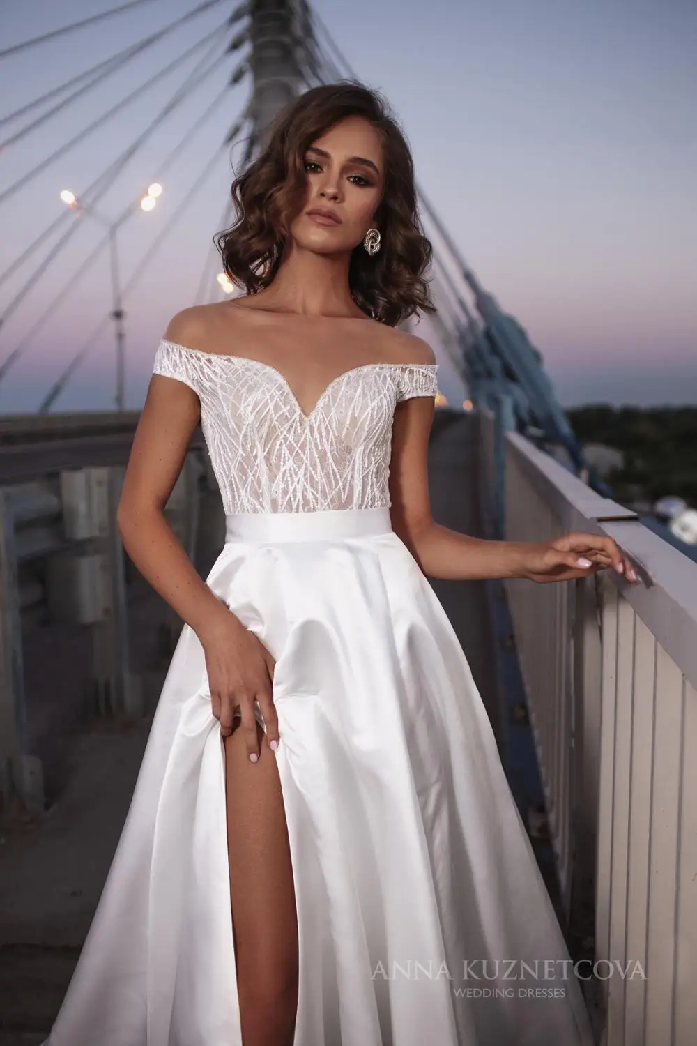 2021 Wedding Dresses Off Shoulder Lace Applique High Split Satin Bridal Gowns Custom Made Open Back Sweep Train Wedding Dress