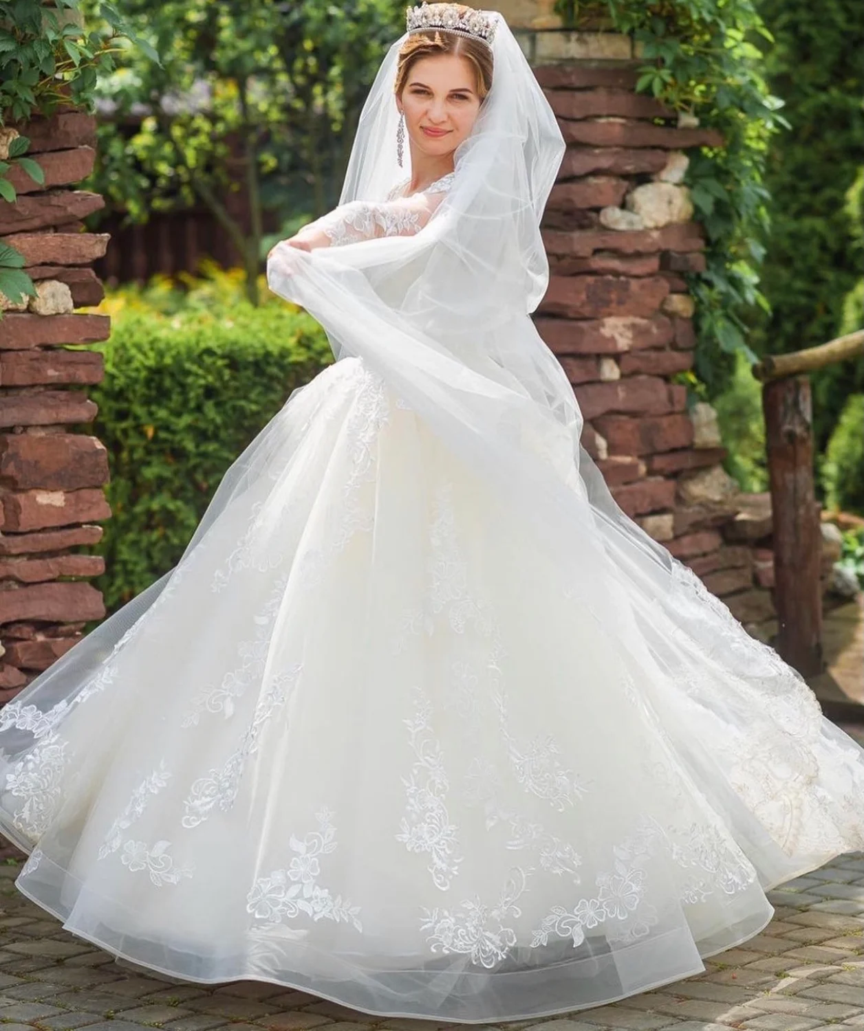 Abito da sposa con scollo trasparente, maniche lunghe, applicazioni in pizzo, paillettes, tulle, bottoni sul retro, strascico, splendido abito da sposa personalizzato