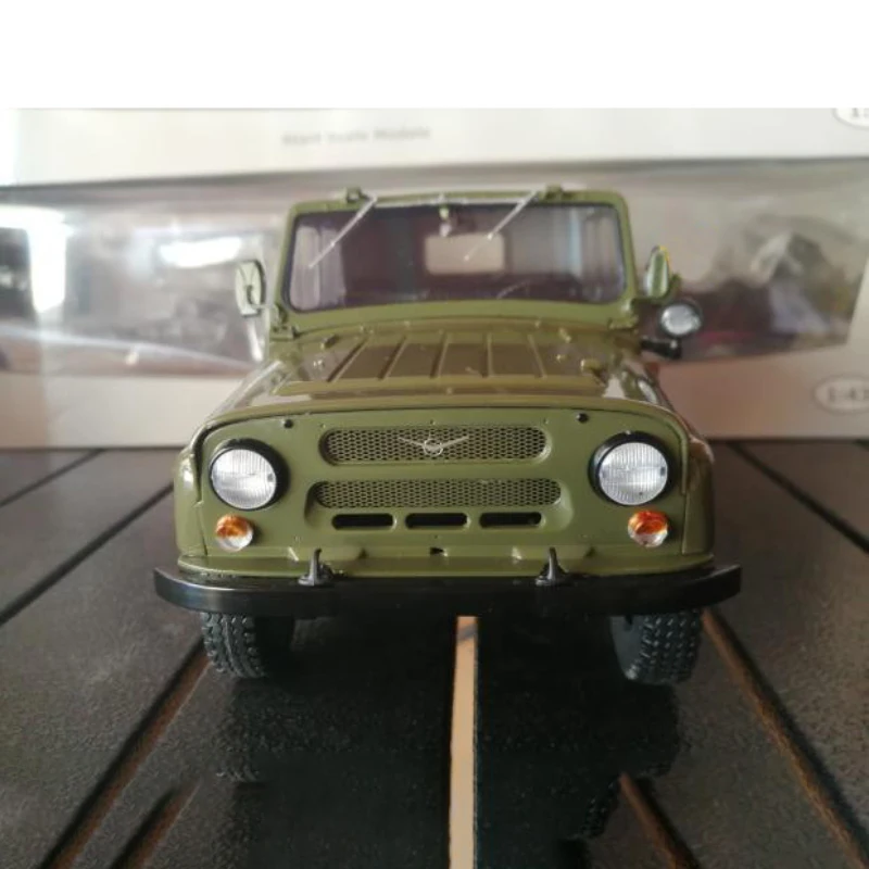 Diecast 1/18 Scale UAZ469 Russian Light Off-road Suv Command Vehicle UAZ Hunter Model Cars Static Collection Alloy Toys for Boys