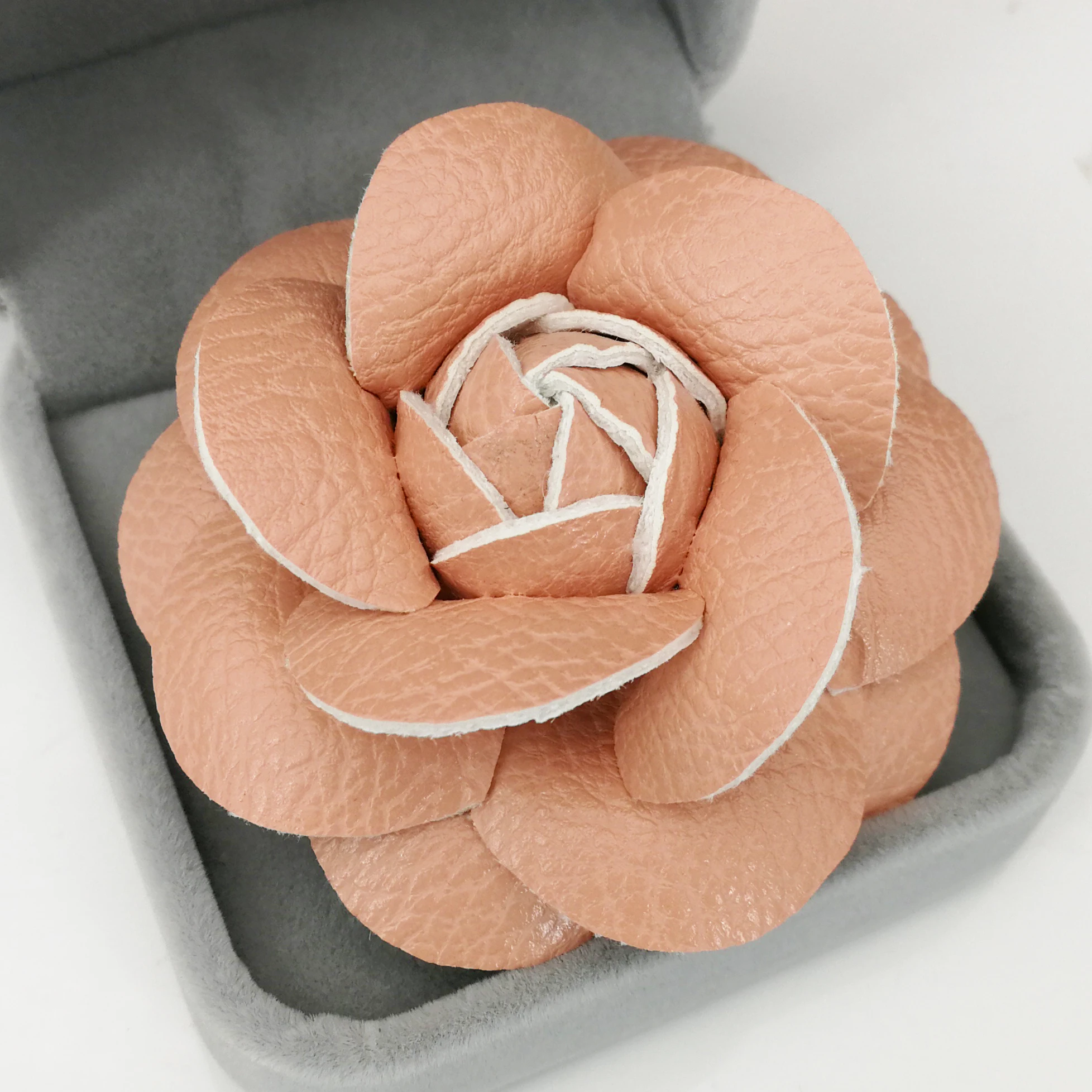 2020 Hot Lederen Camellia Broches Voor Vrouwen Elegante Grote Bloem Pins Sjaal Gesp Mode-sieraden Jas Accessoires Broche