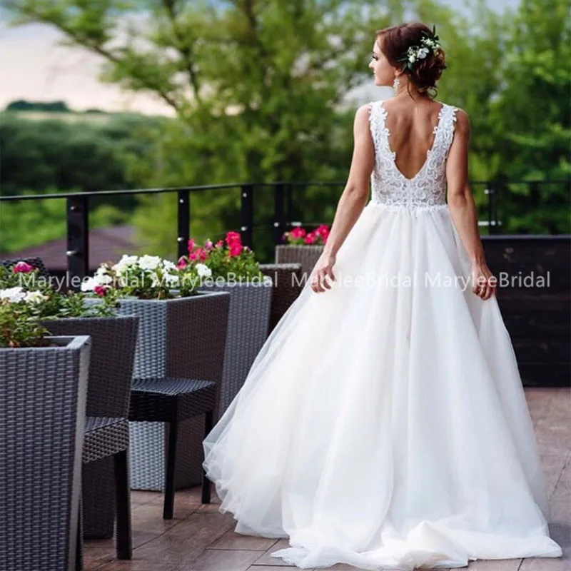 Maßgeschneidertes Strandhochzeitskleid in A-Linie mit abnehmbarer Schleppe, V-Ausschnitt, Applikation, Sommer-Boho-Brautkleid, Brautkleider aus Tüll mit tiefem Rückenausschnitt