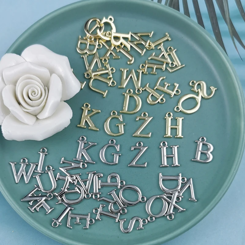 10 sztuk 26 angielskie litery kolor retencji zawieszki alfabetów Charms Fit moda kolczyk DIY tworzenia biżuterii akcesoria złoty metalowy