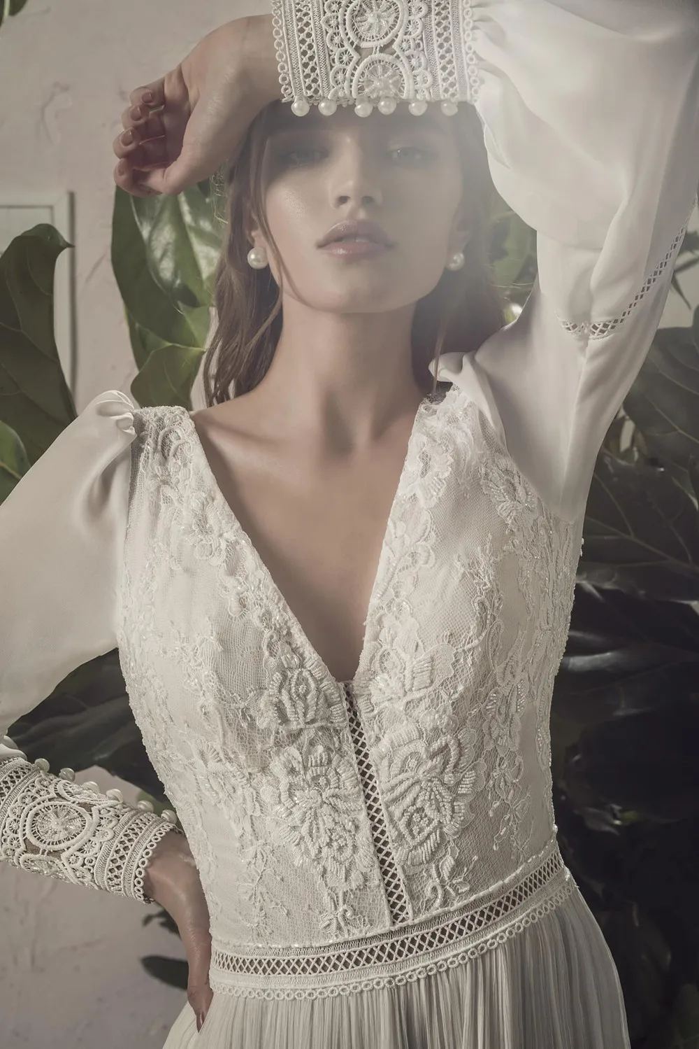 New Wedding Dresses V Neck Long Sleeves Backless Bridal Gowns Custom Made Lace Appliques Beads Sweep Train A-Line Wedding Dress