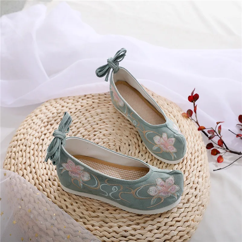 

Vintage Chinese Style Women Silk Embroidered Wedding Shoes Elegant Ladies Comfortable Bridal Flat Shoes Cosplay Shoes