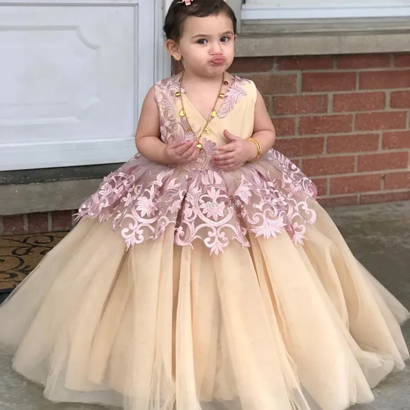 

Cute Baby Girls Birthday Party Gowns Lace Appliques V-Neck Puffy Flower Girl Dress Custom Toddler Tutu Kid Photoshoot