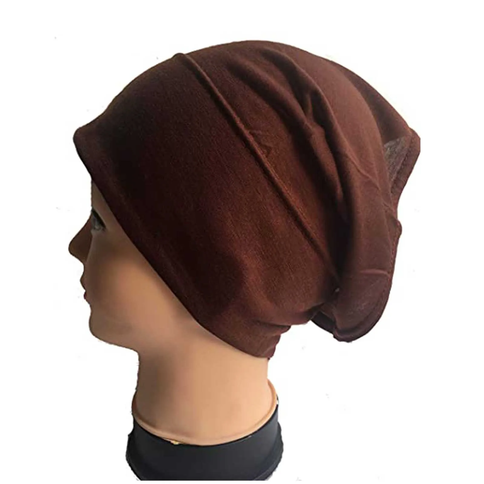 Chapéu feminino extensível sob o cachecol