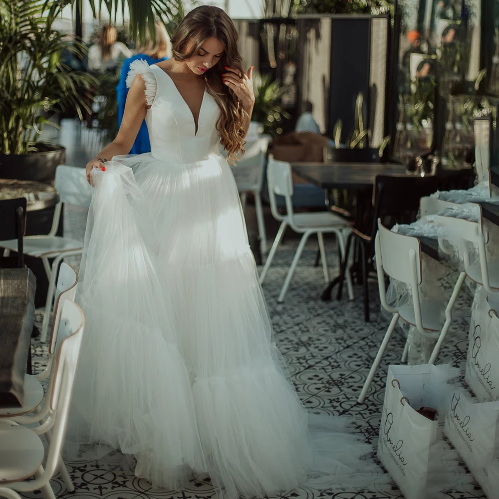 Vestidos de novia de tul escalonados con cuello de pico profundo, línea A, botones abiertos en la espalda, vestidos de novia de princesa hechos A medida, talla grande 2021, para playa al aire libre