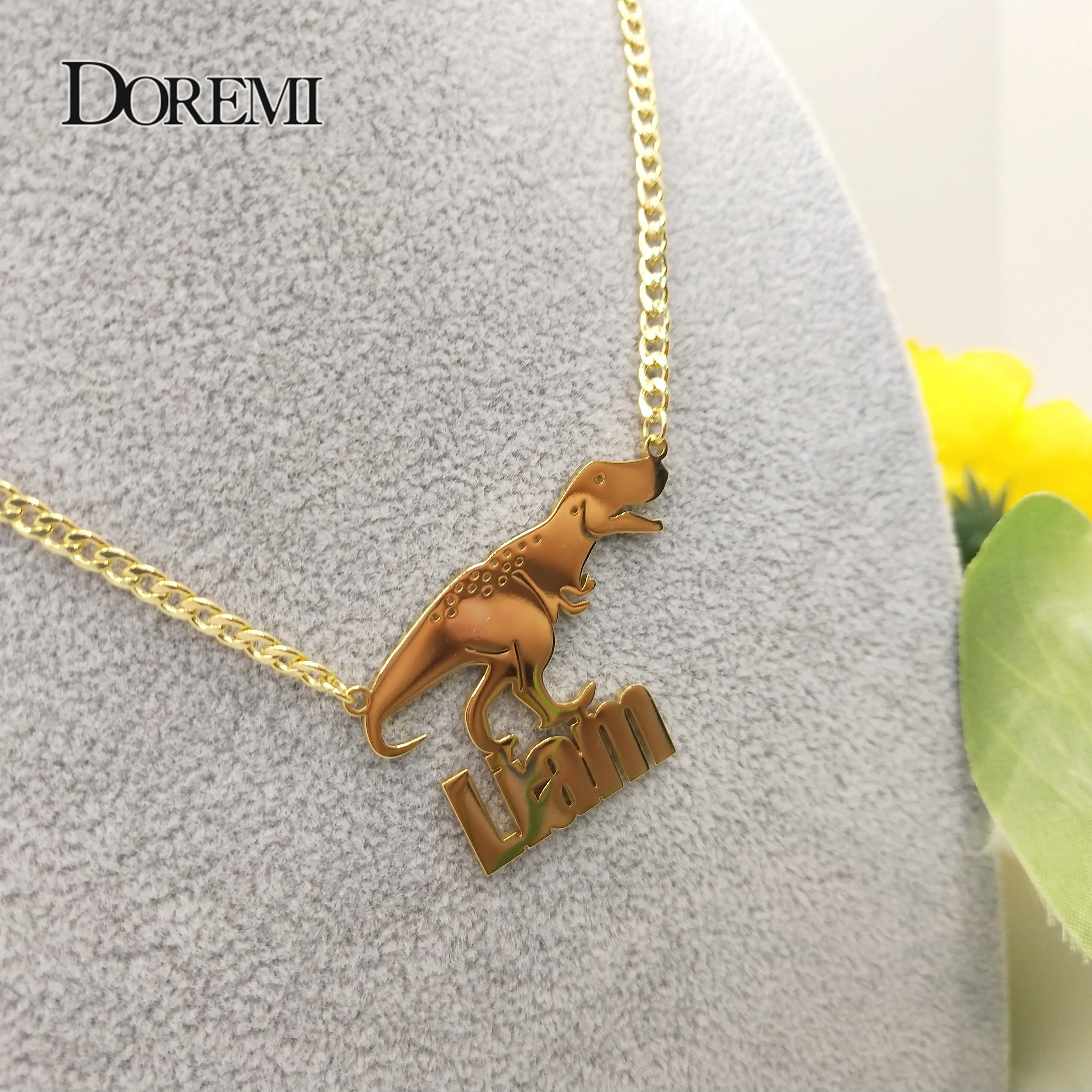 DOREMI – collier personnalisé avec nom de personnage de dessin animé, pendentifs pour enfants, plaque signalétique, bijoux en acier inoxydable, tout Design