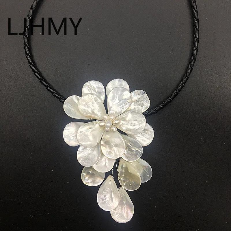 LJHMY Elegant Excellent Mother of Pearl Flower Necklace Crystal Beads White Sea Shell Boho Necklace for Women Bib Stylish Gift