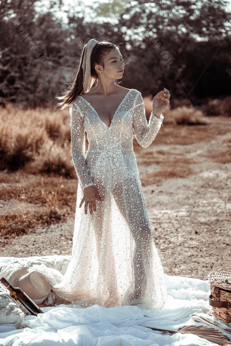 Przepiękne Suknie Ślubne z Koralikami, Długi Rękaw, Prześwitujący Dekolt w Serek, Odkryte Plecy, Suknie Ślubne w Linii A, Vestido De Noivas DW491