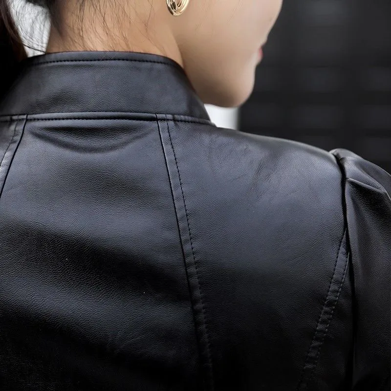 Chaqueta de cuero de imitación para mujer, abrigo corto de motociclista de color negro brillante, suave, 2020