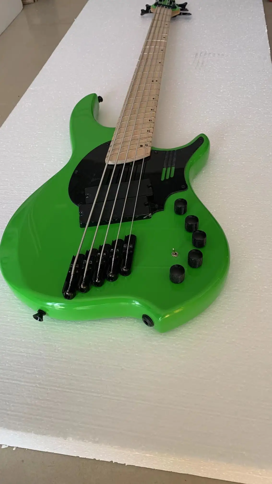 DW High-end custom oblique 5-string bass, fluorescent green body, Oblique fingerboard, 34-inch treble, 37-inch bass, black hardw