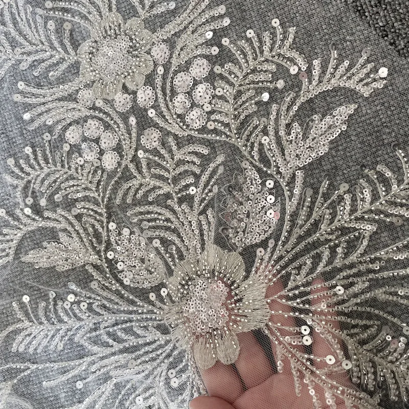 Luxuriöser europäischer und amerikanischer Hochzeits-Spitzenstoff mit silbernen Paillettenperlen, Blumenapplikationen, viele Designs zur Auswahl RS2771 – Detail 27
