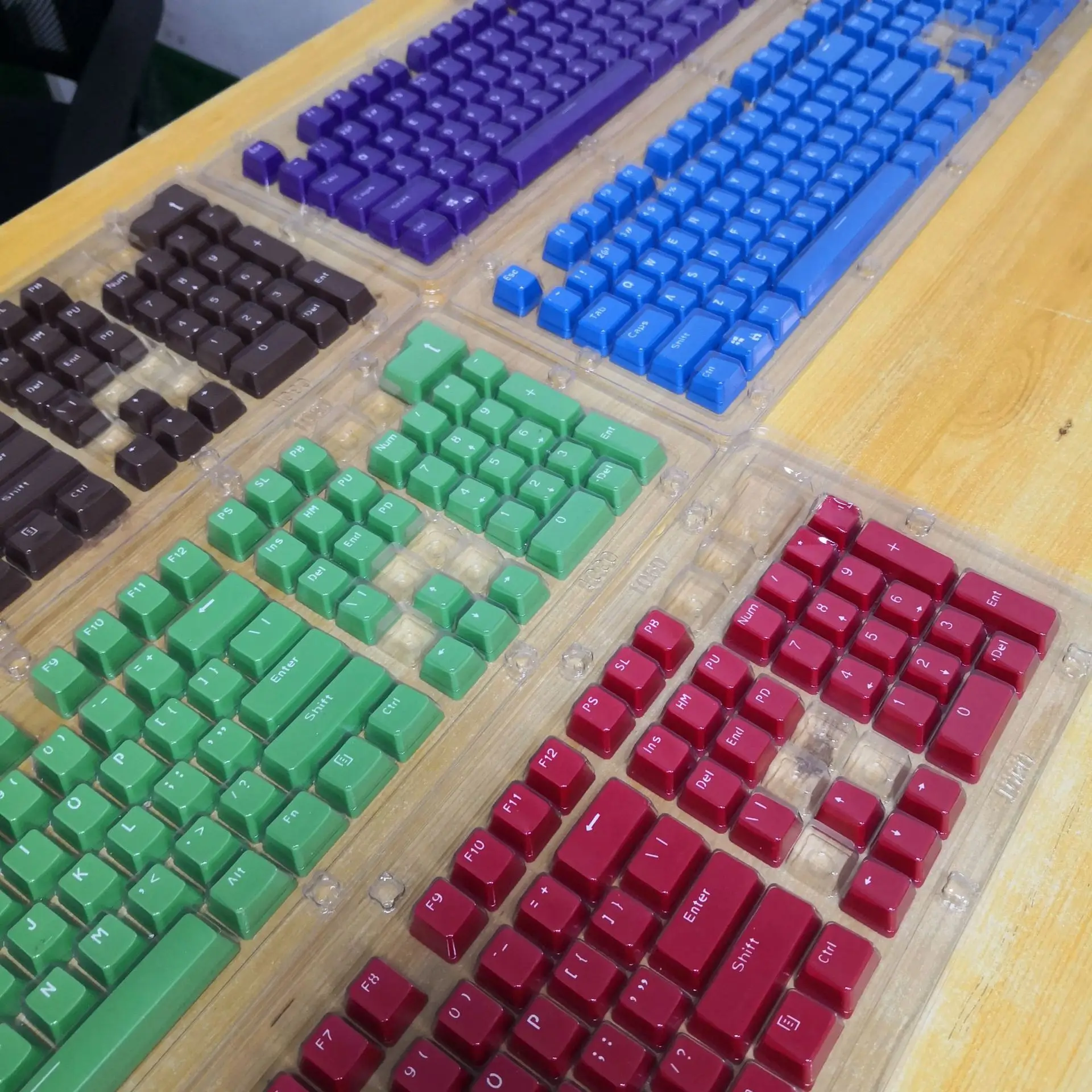 Multi-สีตัวอักษร Universal 104คีย์ ABS ทึบแสง Keycaps สำหรับแป้นพิมพ์สำหรับเล่นเกม Frosted Feel