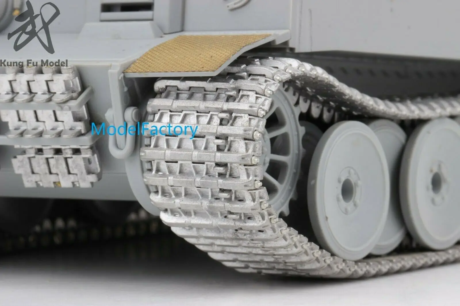 R รุ่น CQ35003K 1/35โลหะ Track [ประเภทกระจก] สำหรับ Tiger I เริ่มต้นการผลิต