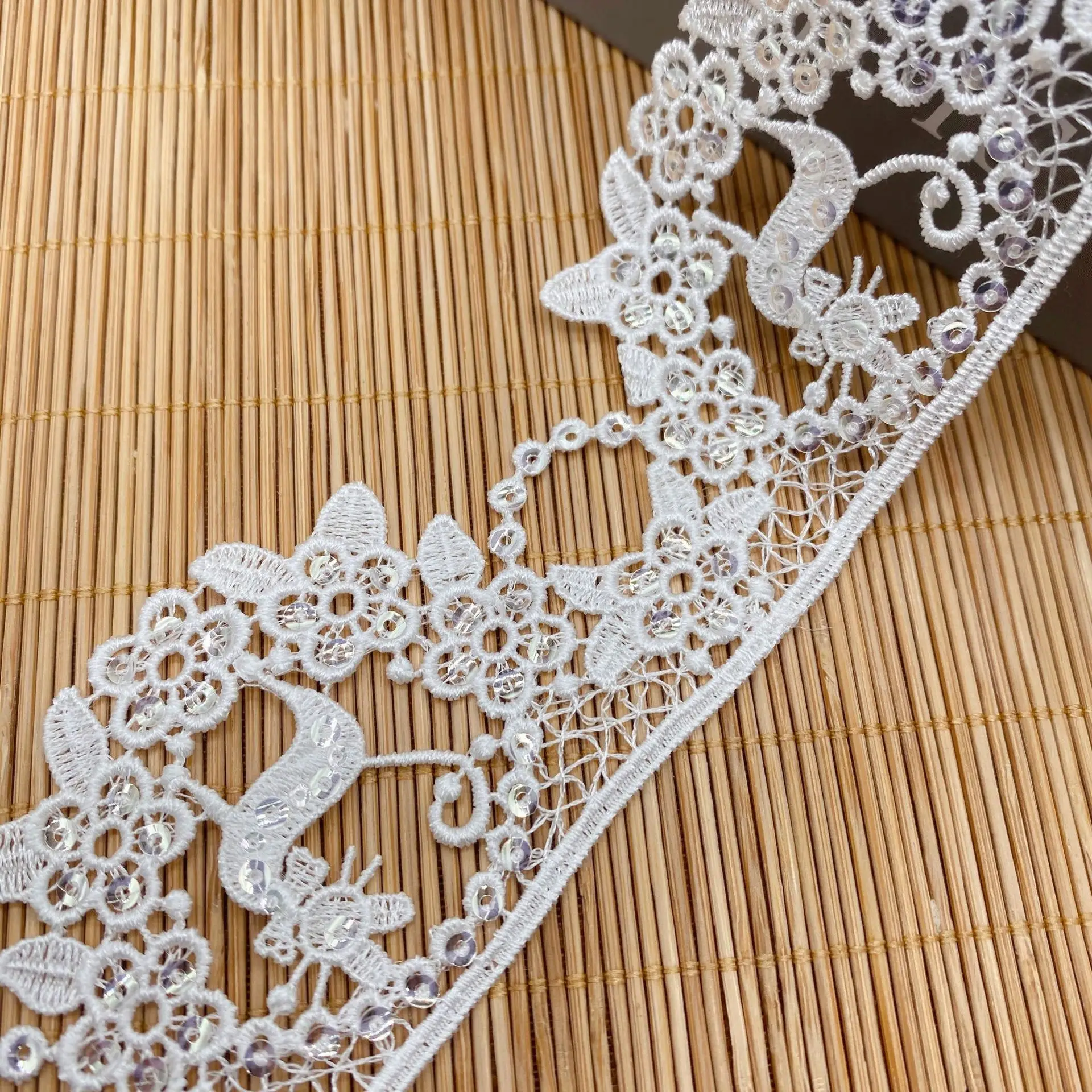 High Quality White Wearable Embroidered Sequin Fabrics Lace Ribbon DIY Sewing Applique Lace Wedding Garment Accessorie