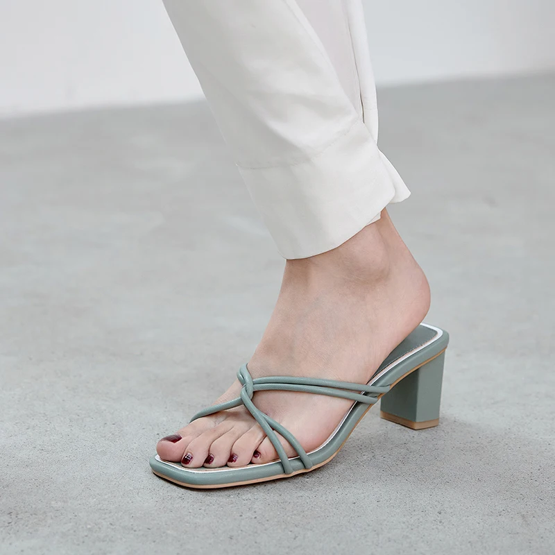 

Женские шлепанцы ручной работы с квадратным носком, зеленые кожаные сандалии на тонких перекрестных ремешках, дизайнерские желтые шлепанцы на высоком массивном каблуке