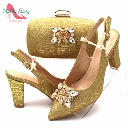 Italienisches Design 2020, italienische Damenschuhe und Tasche in Goldfarbe, hochwertige Damenschuhe, passende Handtasche für die Hochzeit