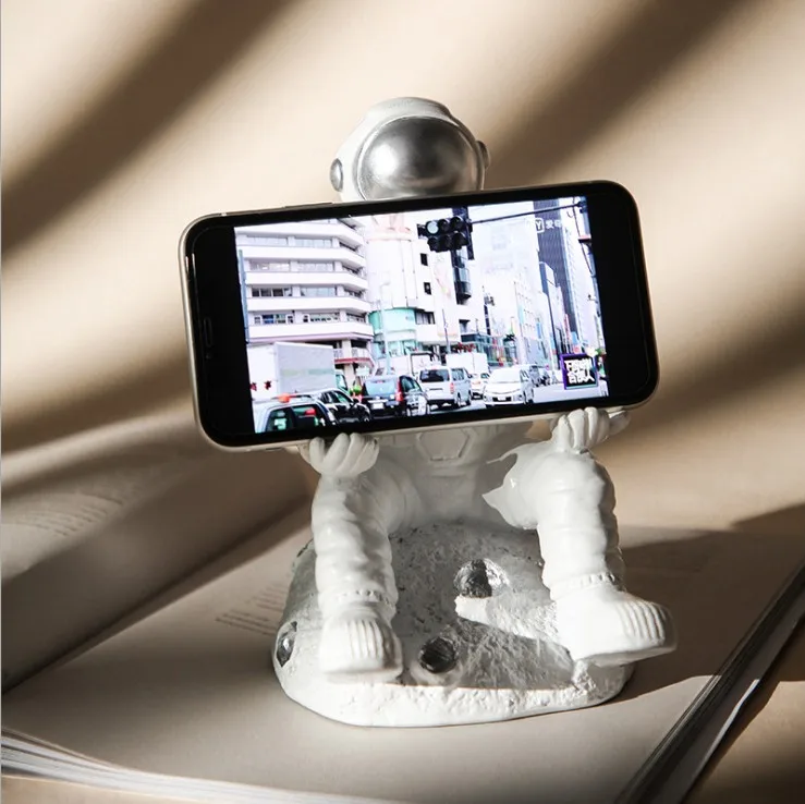 

Nordic Astronaut Mobile Phone Holder Resin Ornaments Lazy Watch TV Universal Cellphone Frame Coffee Desktop Crafts Decoration