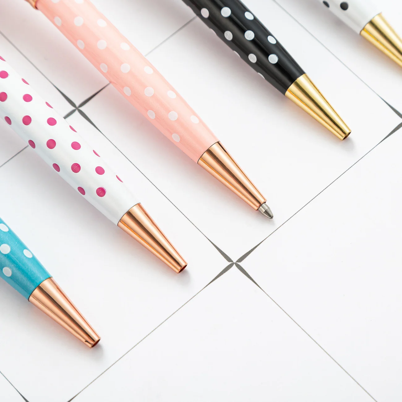 1 Pieces Creative Dot Women Ballpoint Pen Business Metal Office Rotate Pens School Stationery Office Supplies