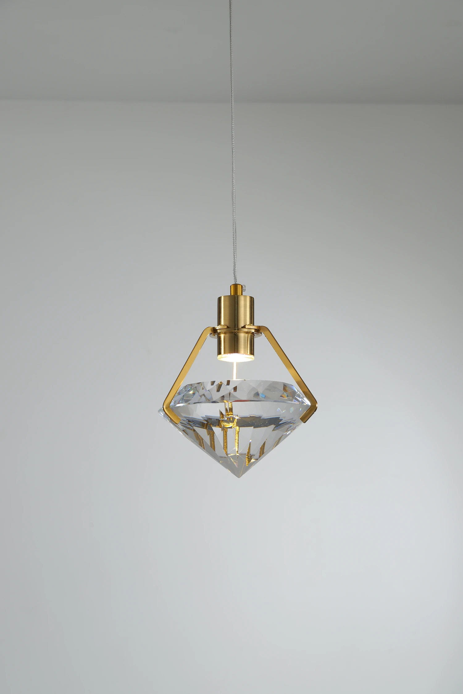 Luxury Crystal Diamond Brass Metal  Modern Good Quality Crystal LED Single Hanging Light Russian  Style  Bedside Pendant Lights