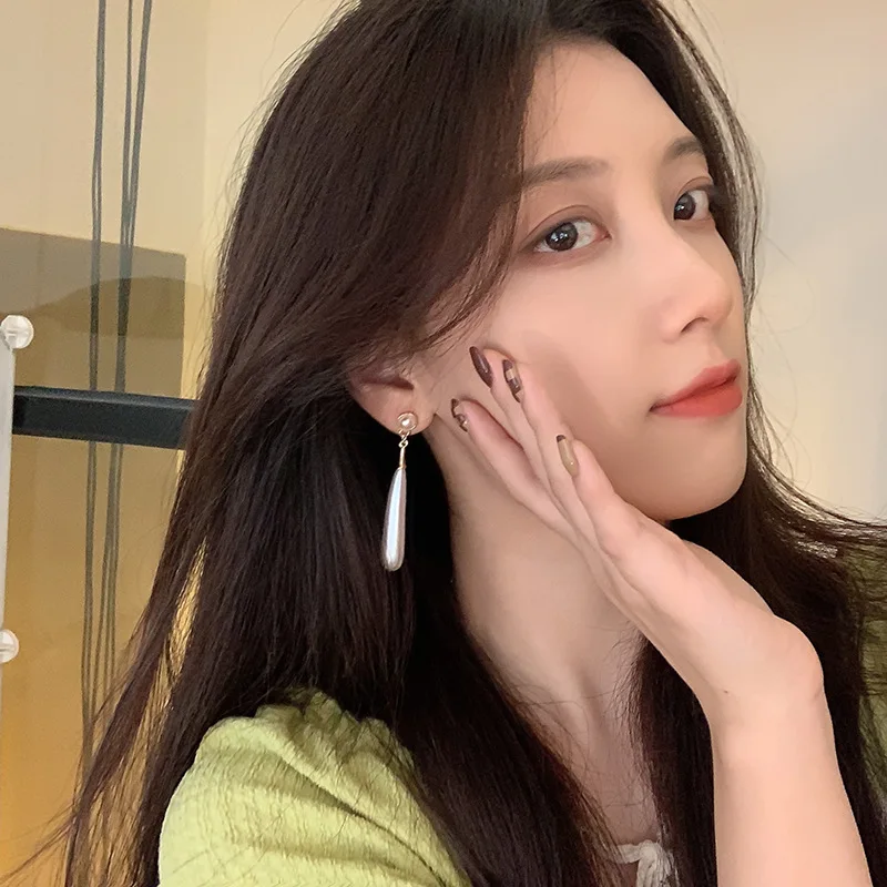 WENHQ Hot Sale Vintage Gold Color Long Style Pearl Clip on Earrings No Pierced for Women Fashion Statement Drop Earrings Jewelry