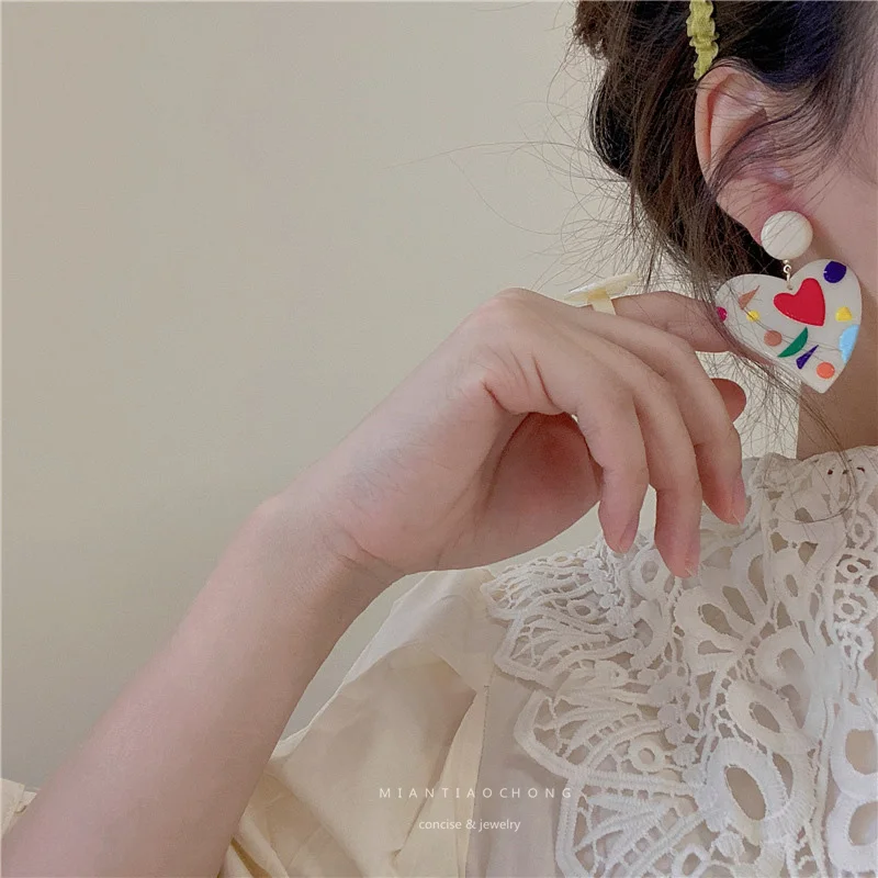 Summer Colorful Graffiti Sweet Acrylic White Heart Clip Earrings Funny Big Heart Shaped Clip Earrings No Pierced Ears Hole Women
