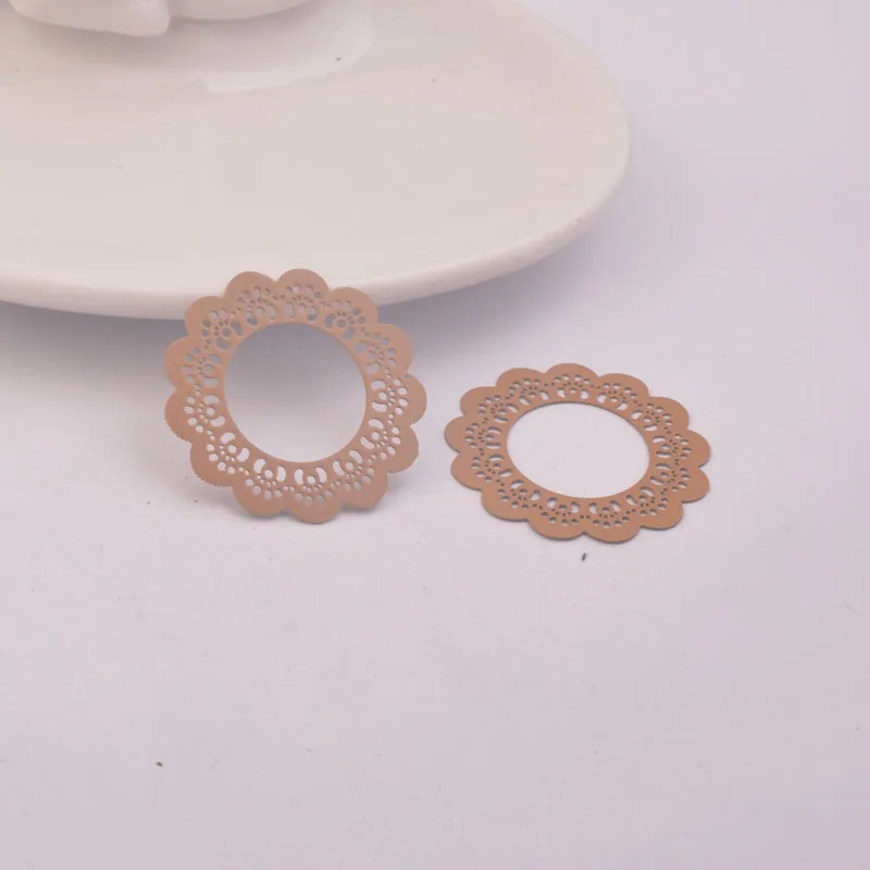 50 Stück AB1434 30mm Runde Blumenanhänger aus Messing, Filigran-Blumenanhänger, DIY-Schmuckzubehör für die Herstellung von Ohrringen – Detail 6