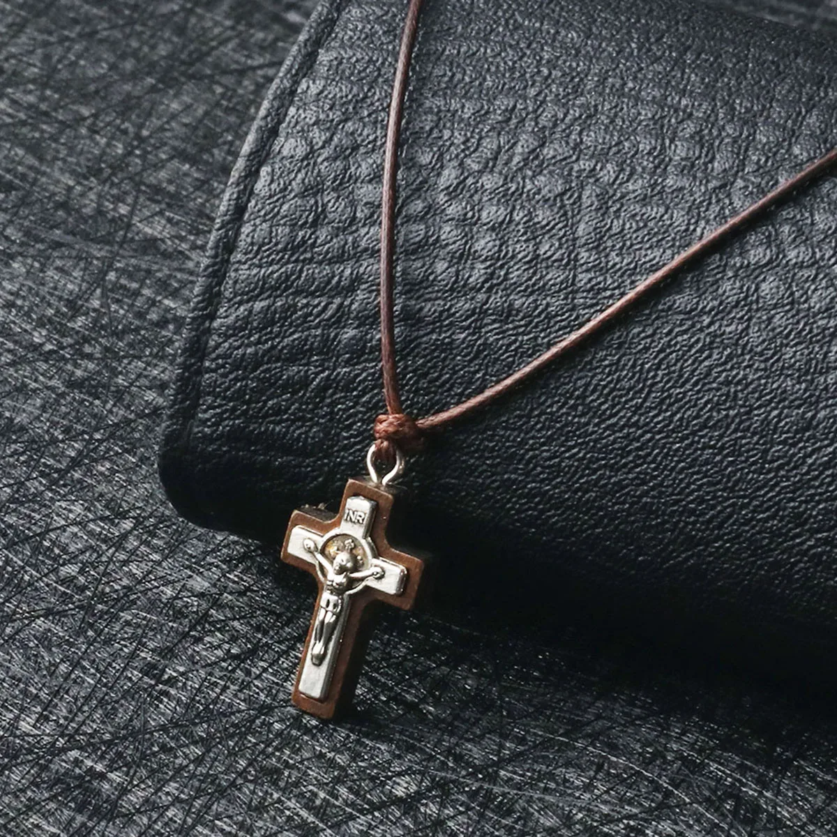 Katholischen INRI Kruzifix Halskette für Männer Religiöse Kleine Holz Kreuz Halskette Anhänger Schmuck Einstellbare Seil Ketten NC219