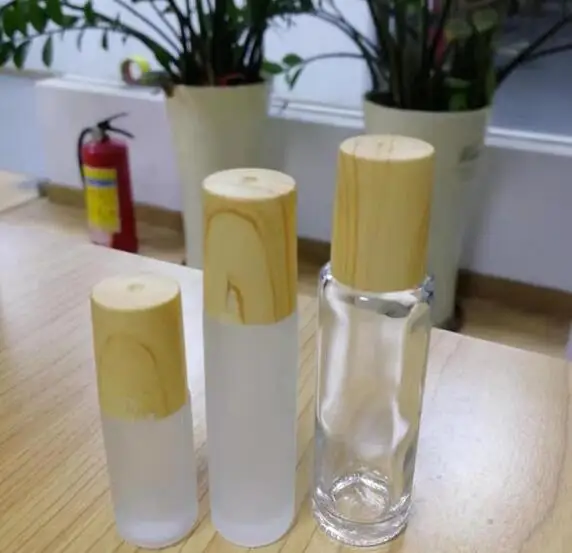 

Frosted Clear Glass Roller Bottles Vials Containers with Metal Roller Ball and Wood Grain Plastic Cap for Essential Oil Perfume