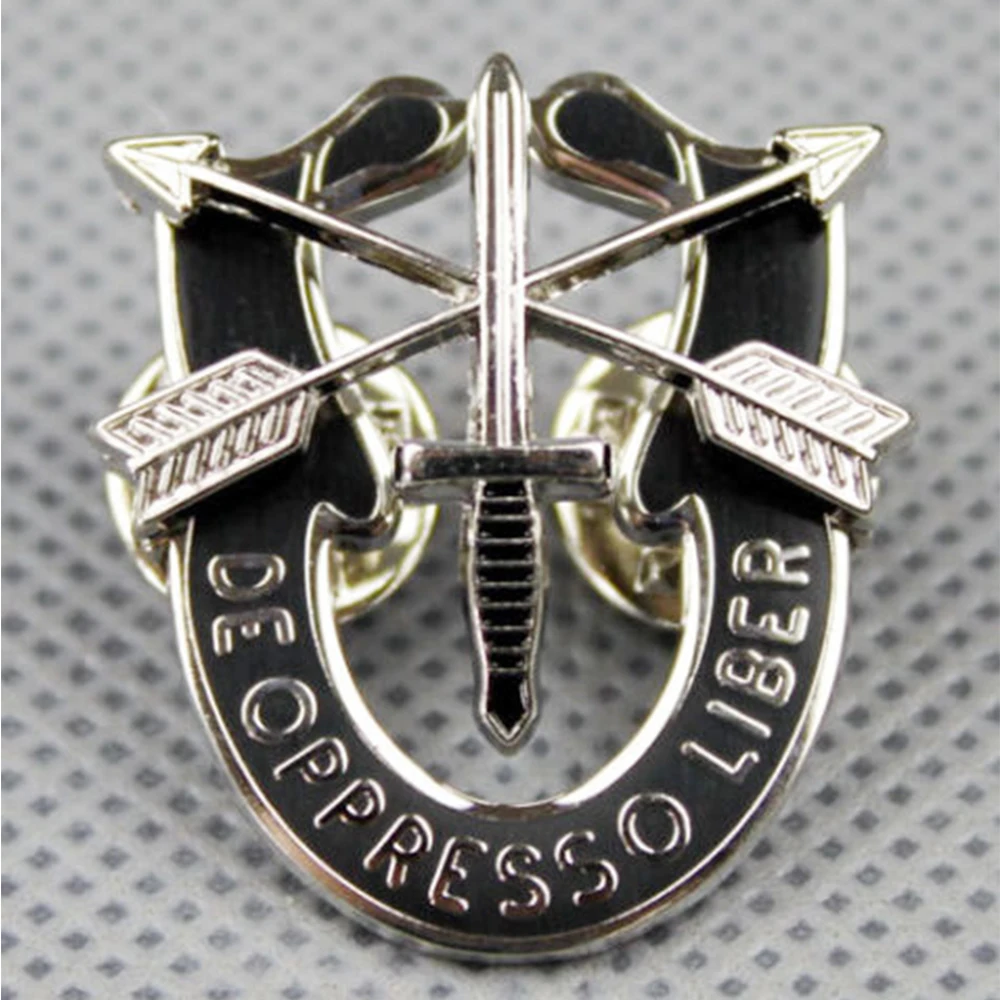 

US SPECIAL FORCES SF HAT PIN MOTTO METAL BADGE DE OPPRESSO LIBER COCKADE