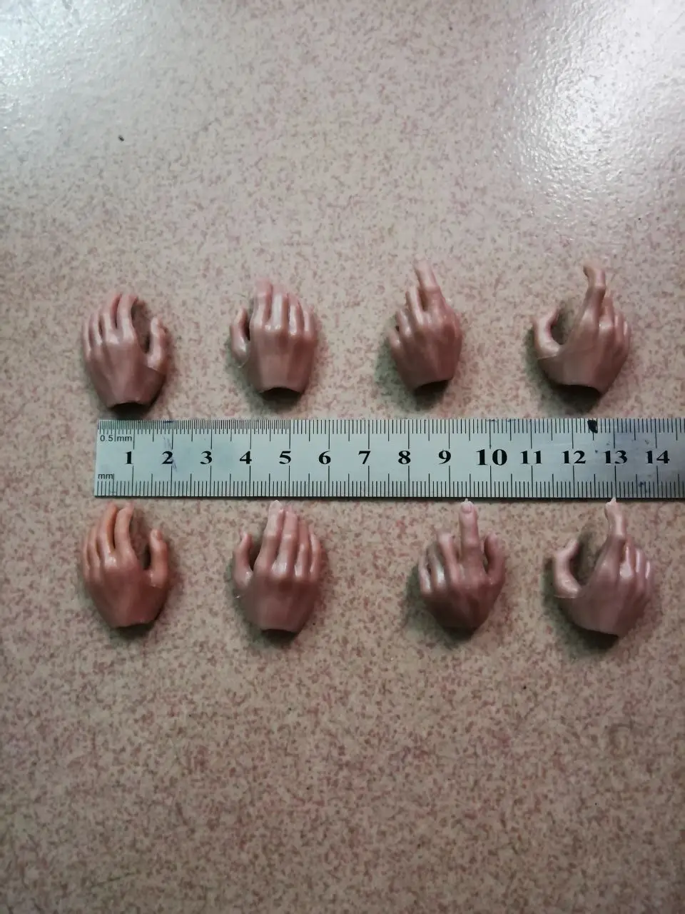 1/6 soldiers hands