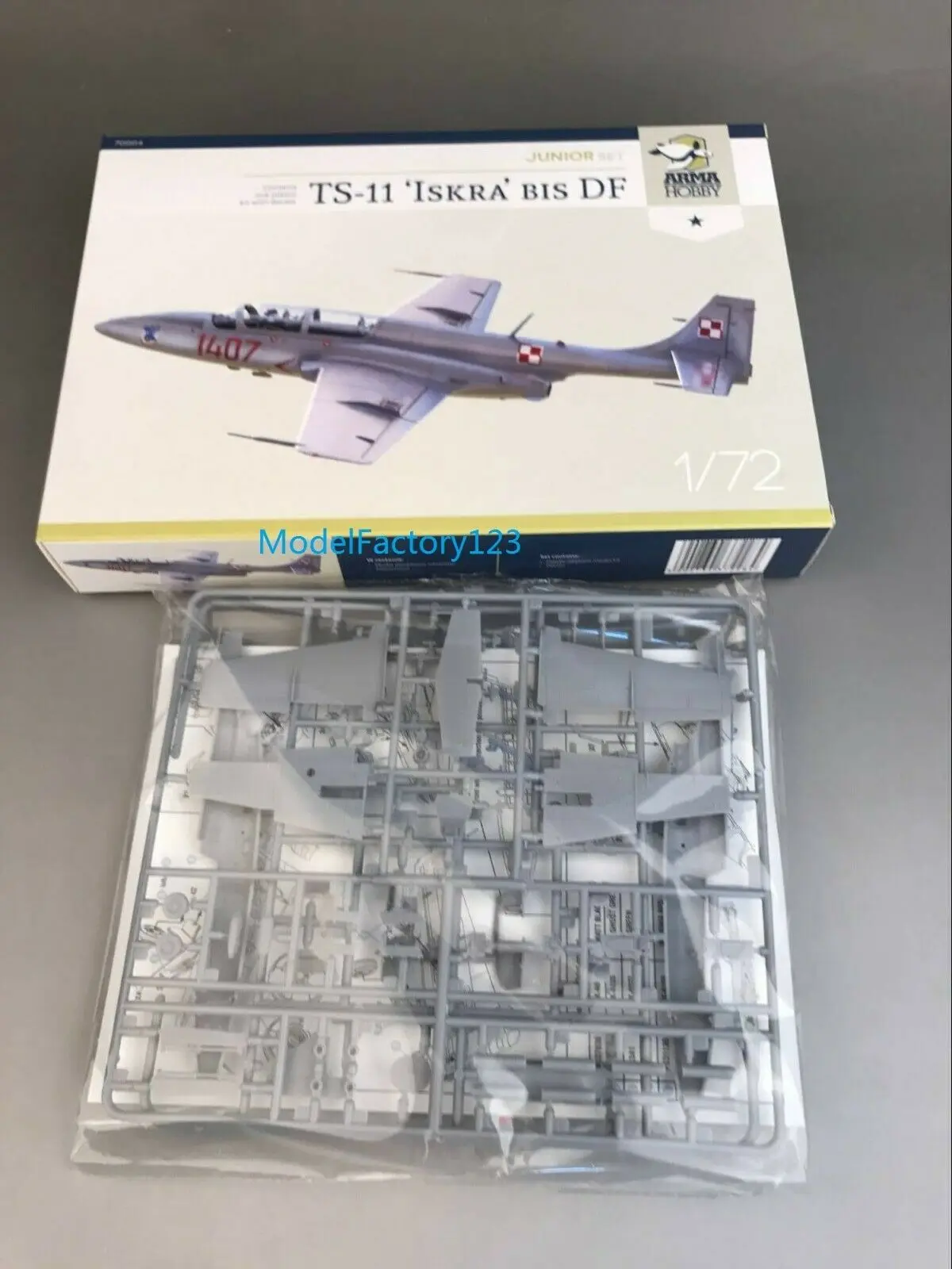 Arma Hobby 70004 1/72 TS-11 Iskra biS DF Junior set Model Kit