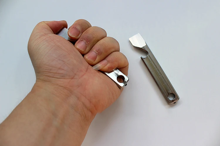 ล้อแม็กไทเทเนียมEDC Crowbarพวงกุญแจที่เปิดขวดขนาดMulti-Functionเครื่องมือ