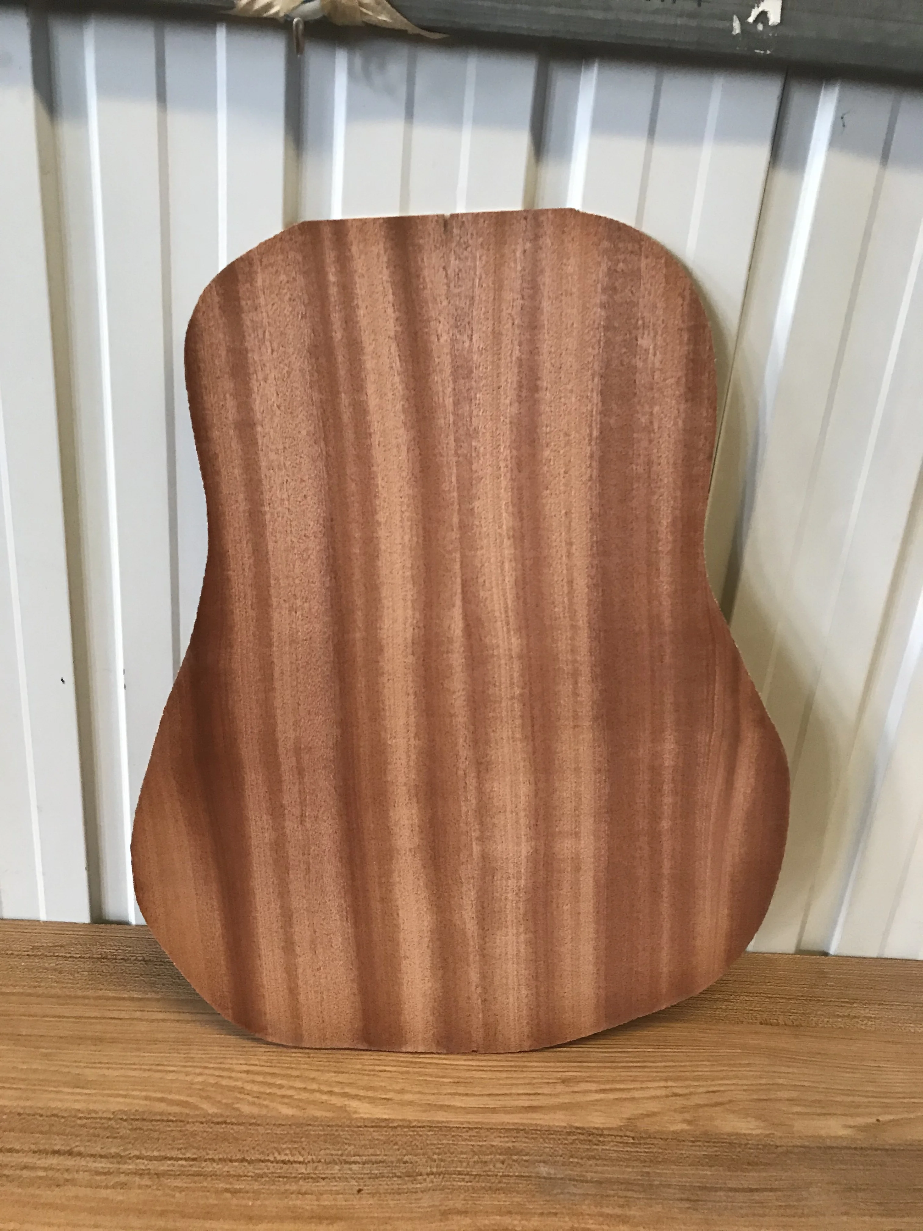 Zestaw drewnianych wsporników z paskiem świerkowym Redwood, gitara akustyczna 41 cali, narzędzia. Istnieją drobne wady