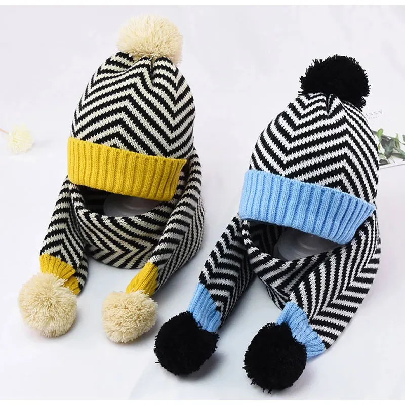 Topi Rajut Hangat Anak Musim Dingin dan Syal Topi Garis Patchwork Anak Topi Pelindung Telinga Anak Laki-laki Perempuan Set 2 Buah dengan Syal Pom Pom