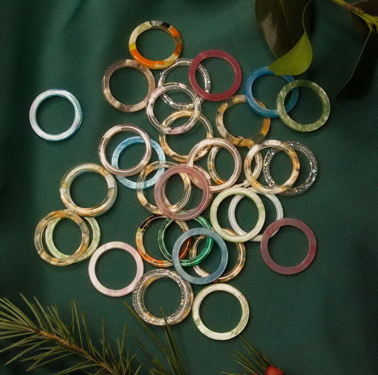 Neue koreanische ästhetische bunte Harz-Acryl-Ringe im Set für Damen – geometrische runde Ringe, temperamentvoller, vielseitiger Schmuck als Geschenk – Detail 28