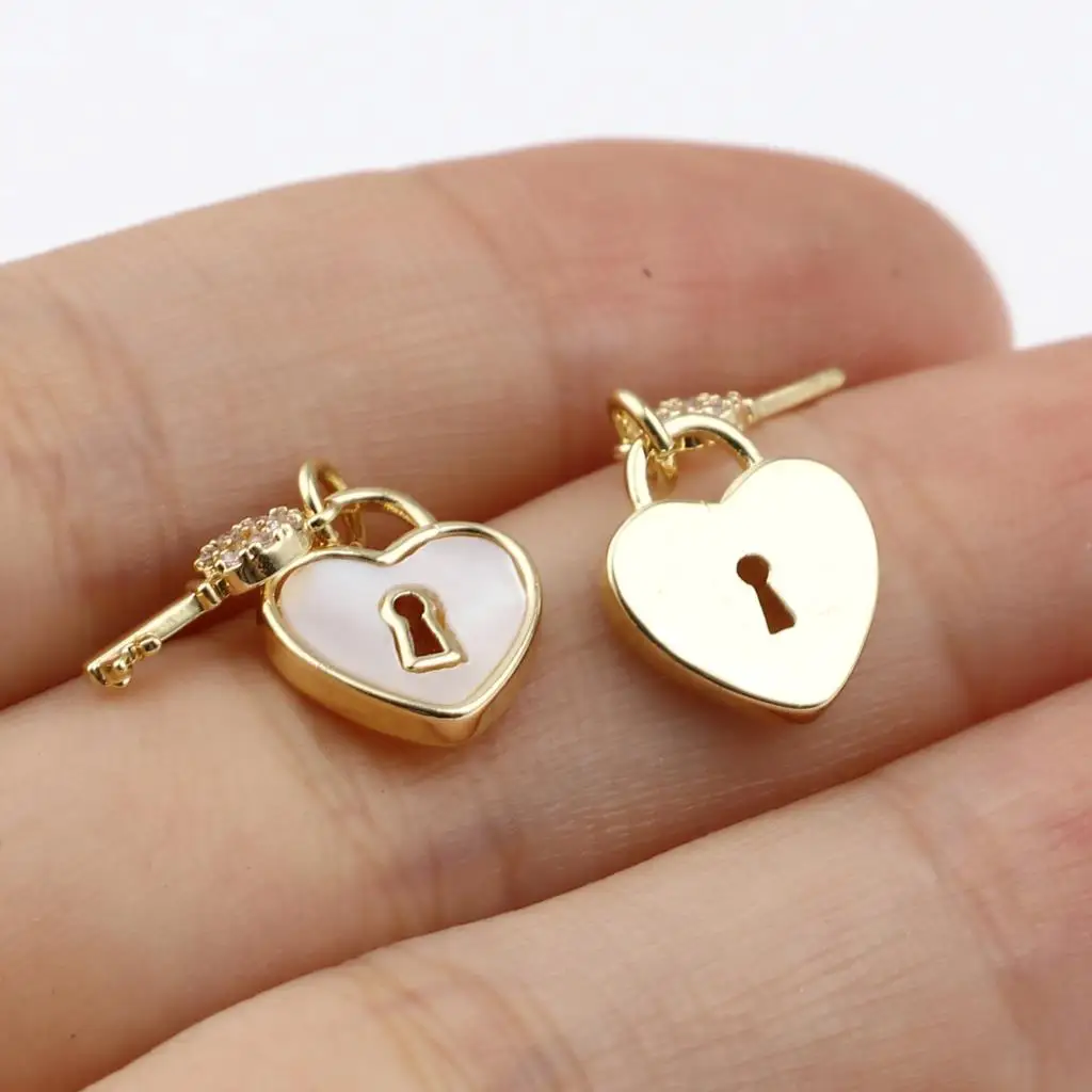 Dijes de cobre para hacer joyas, colgantes de diamantes de imitación transparentes, clave de corazón blanco y Metal, Color dorado, DIY, joyería, 12mm x 10mm,1 unidad